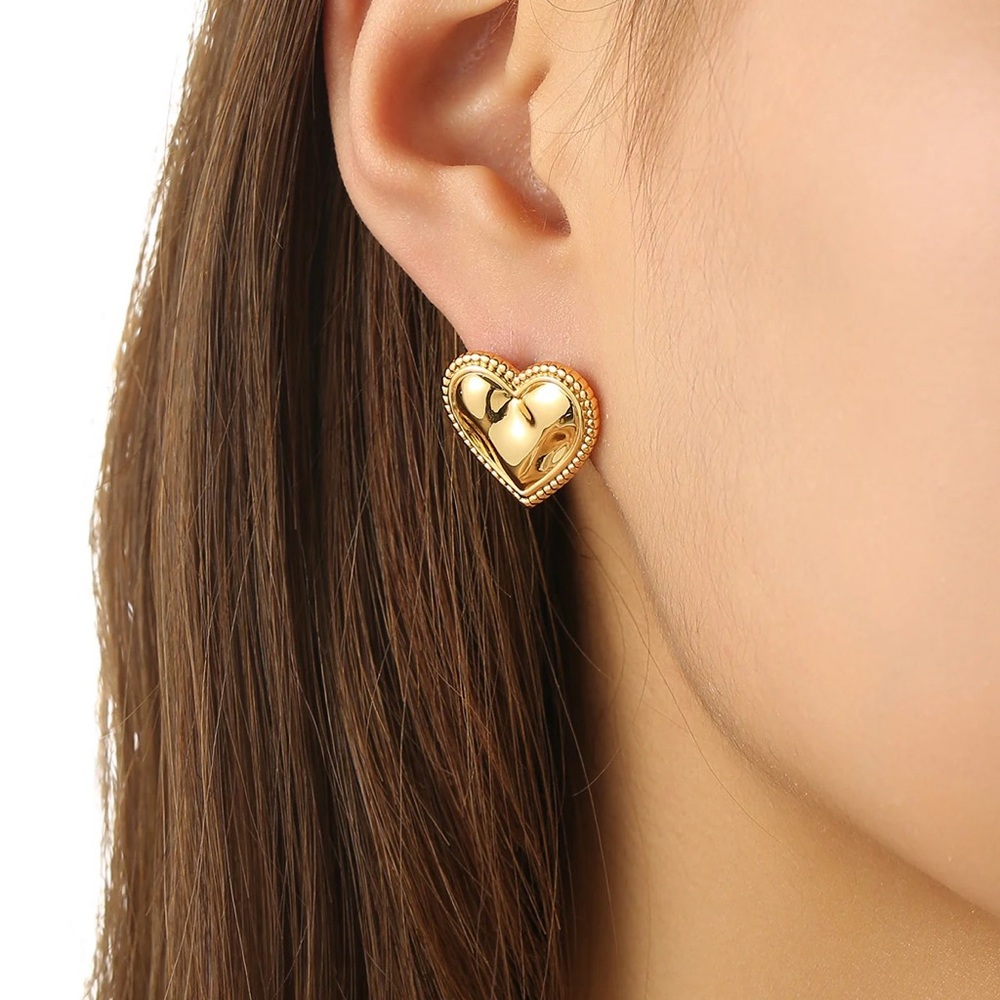 NEW💎18K Gold Heart Stud Earrings*